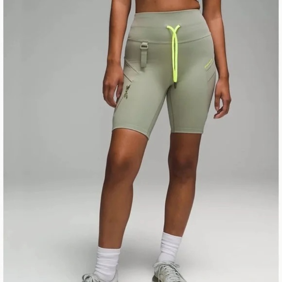 LULULEMON Cargo Super-High-Rise Hiking Short 8" - Picture 1 of 13